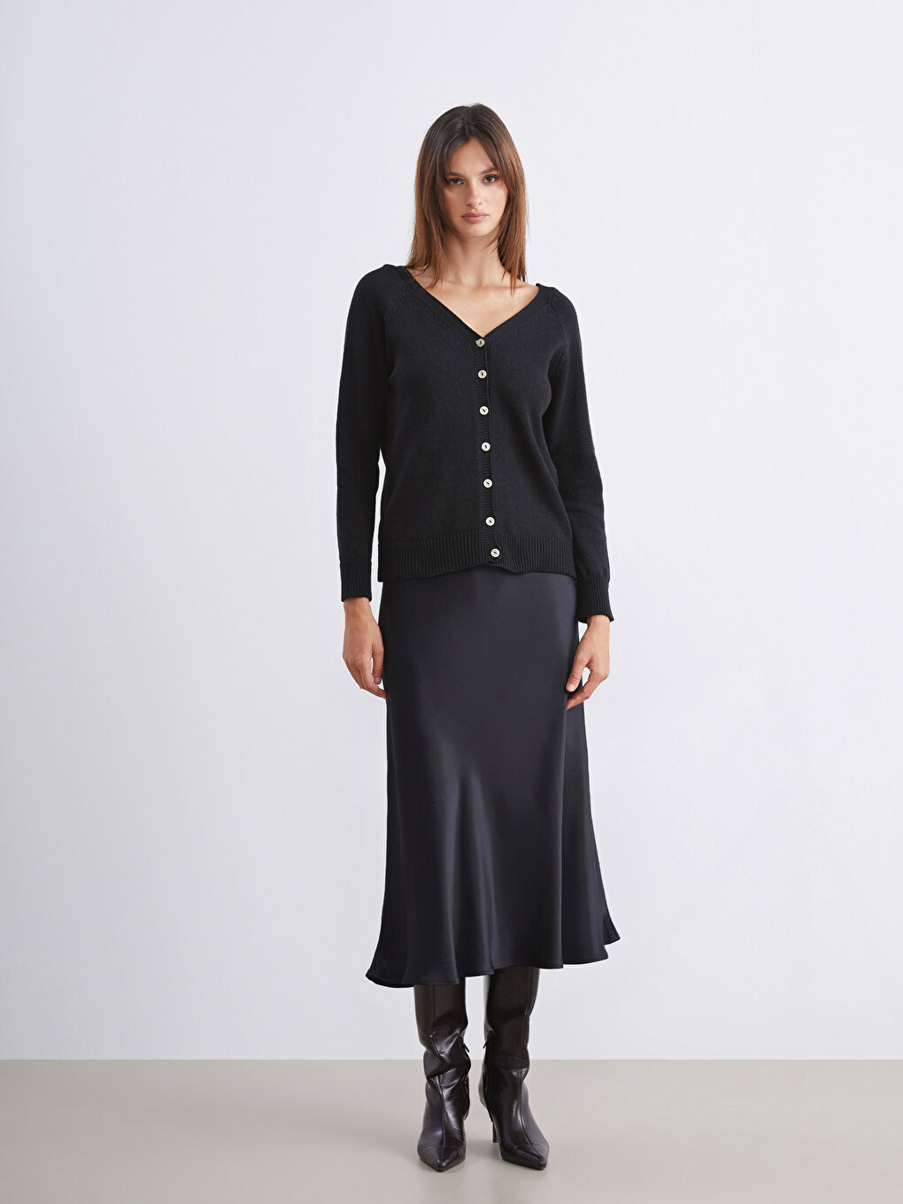 Siyah V Yaka Kadın Triko Hırka-1