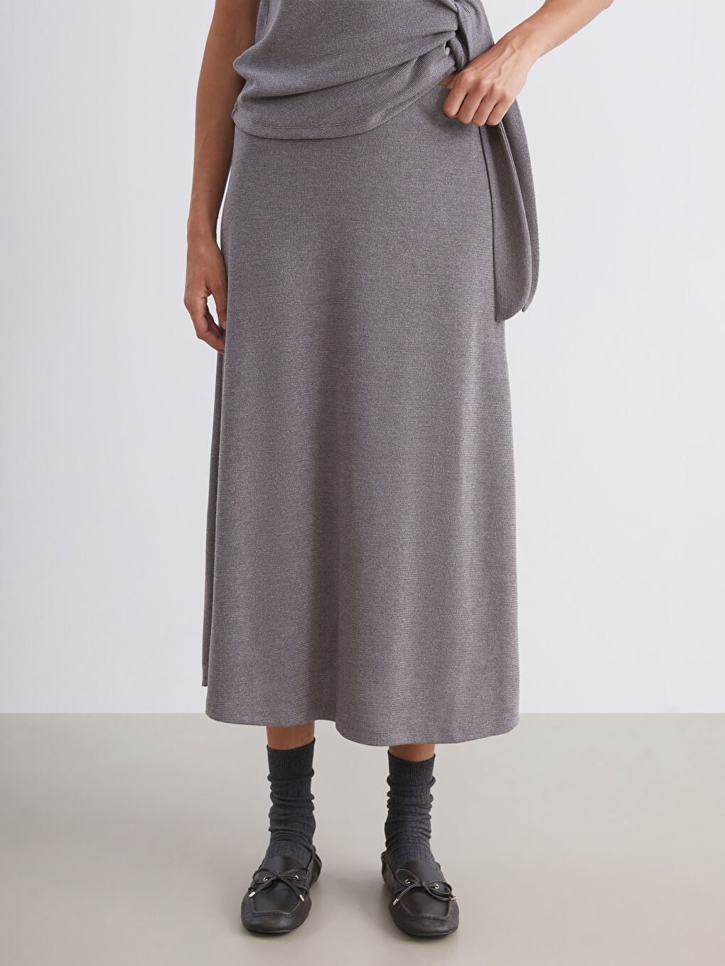 Gri Beli Lastikli Midi Etek-1