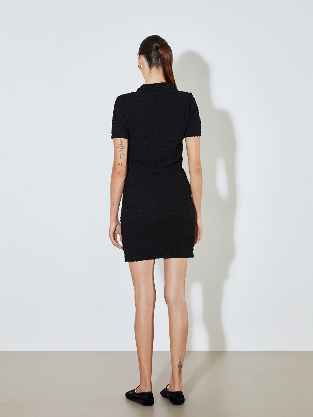 Siyah Polo Yaka Dokulu Triko Mini Elbise-3