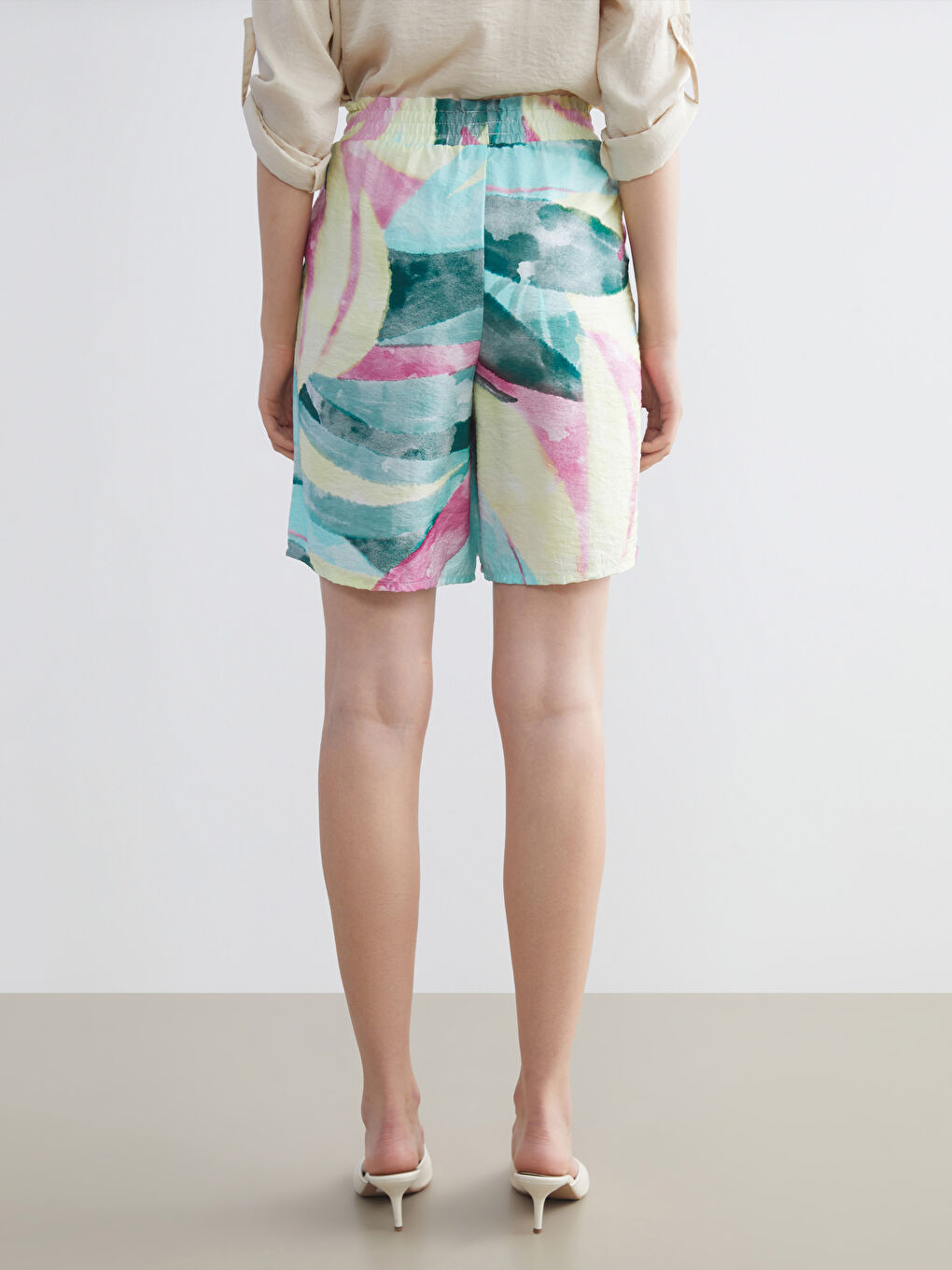 Karışık Beli Lastikli Desenli Kadın Şort-3