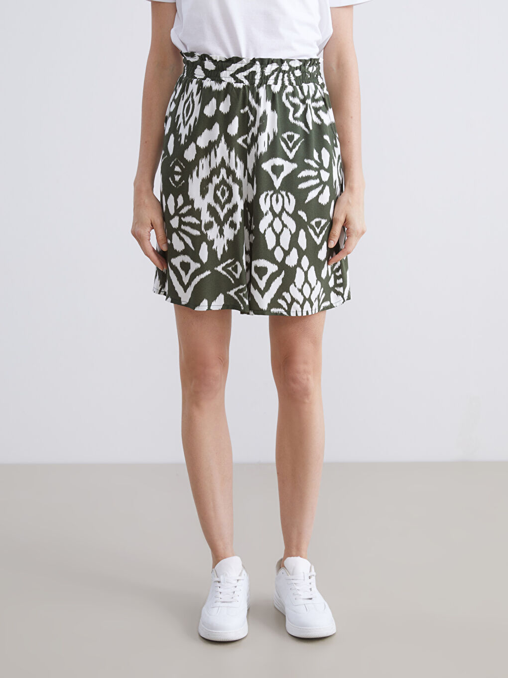 Yeşil Beli Lastikli Desenli Kadın Şort-1