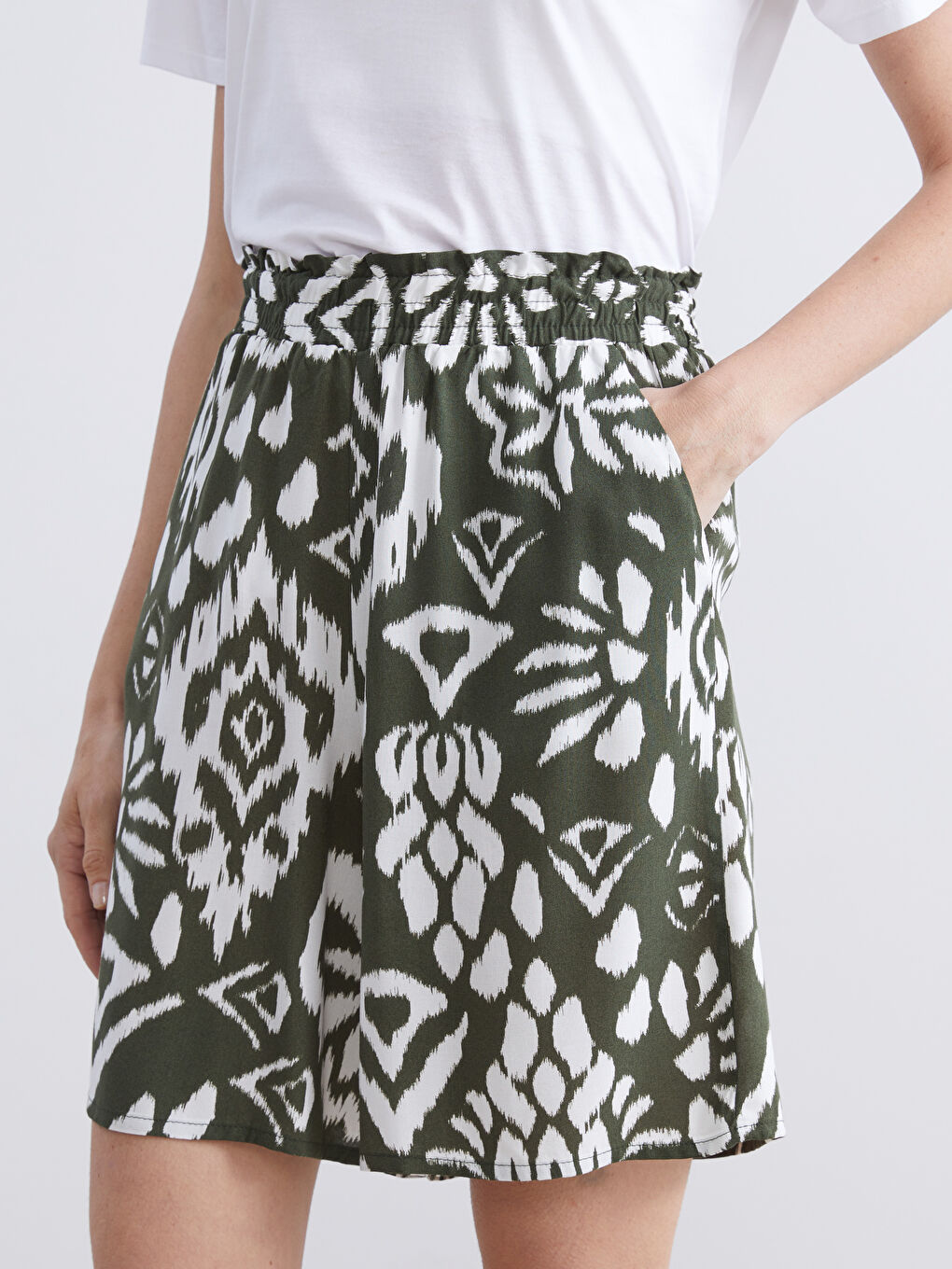 Yeşil Beli Lastikli Desenli Kadın Şort-2