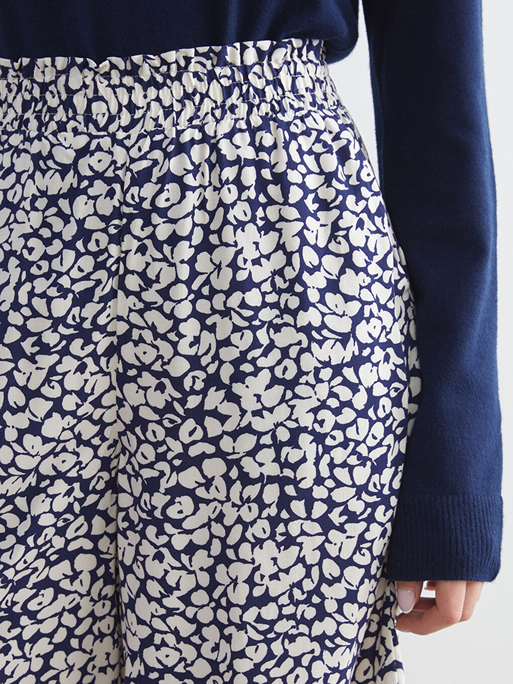 Lacivert Beli Lastikli Desenli Kadın Şort-2