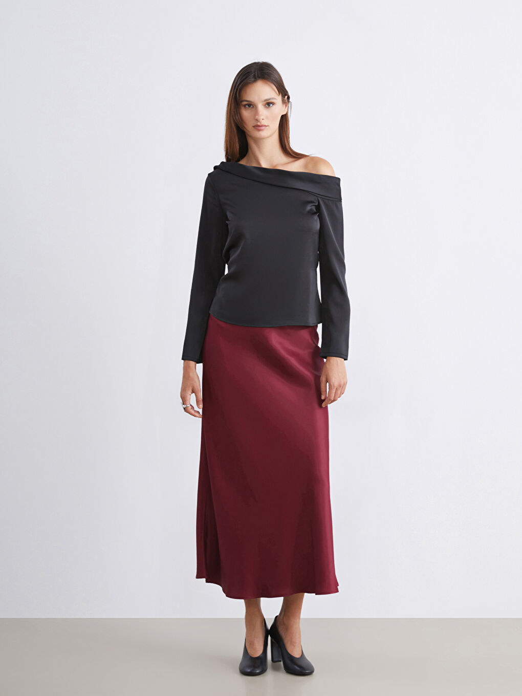 Siyah Kayık Yaka Saten Bluz-1