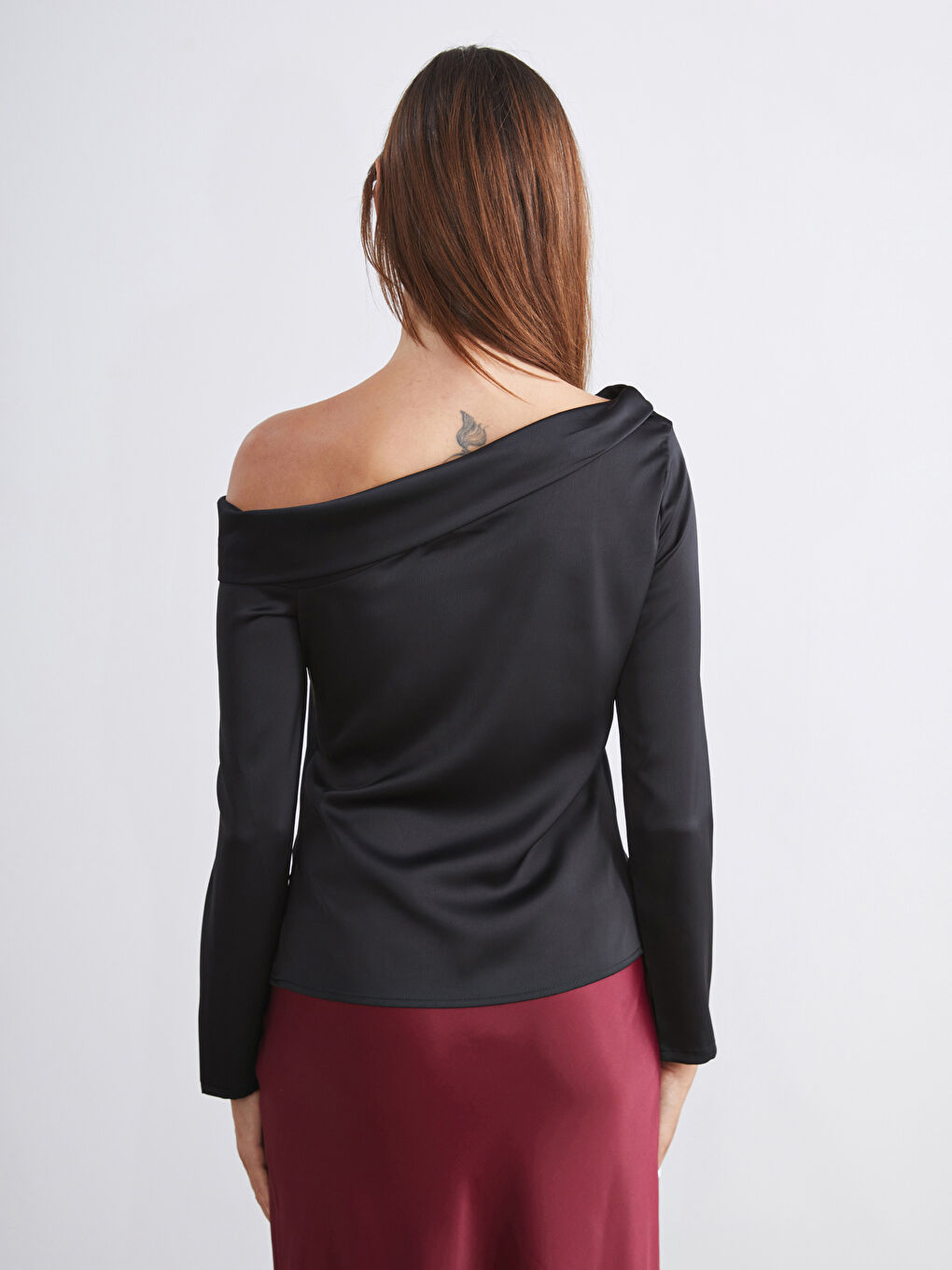 Siyah Kayık Yaka Saten Bluz-3
