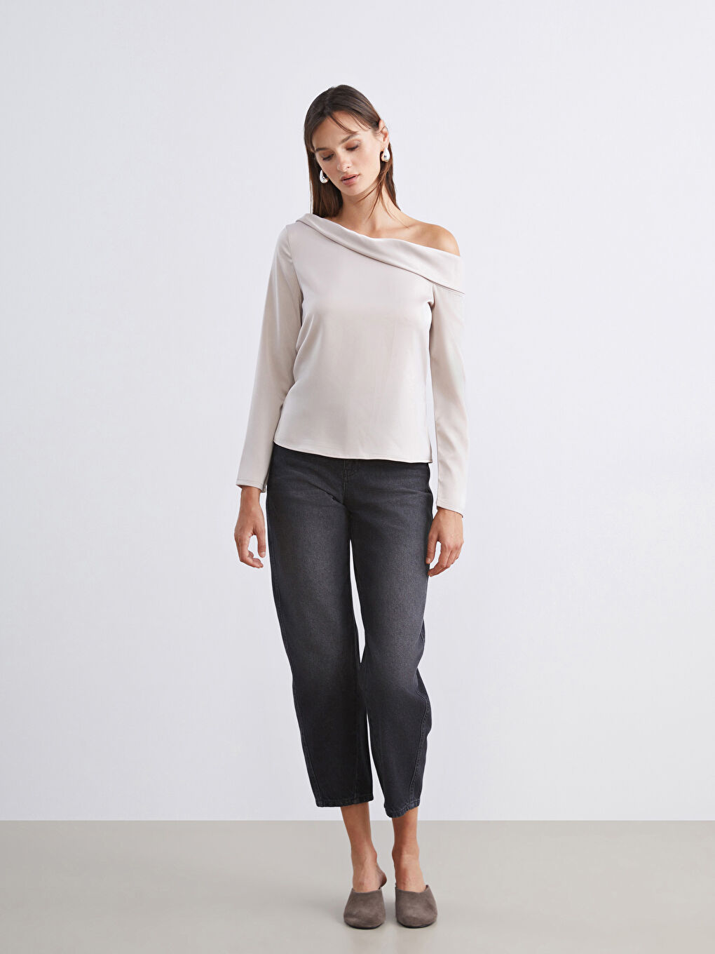 Bej Kayık Yaka Saten Bluz-1