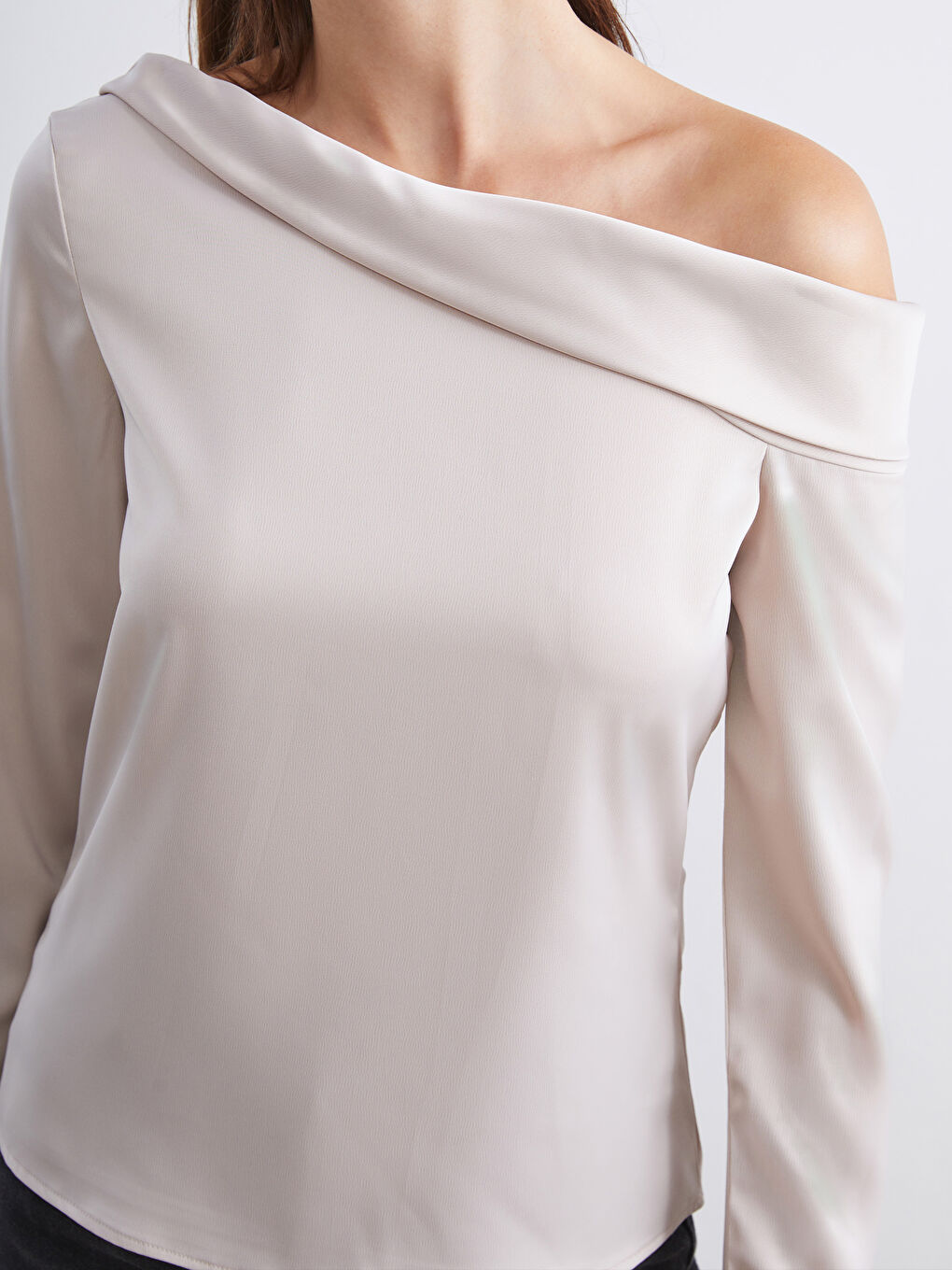 Bej Kayık Yaka Saten Bluz-2