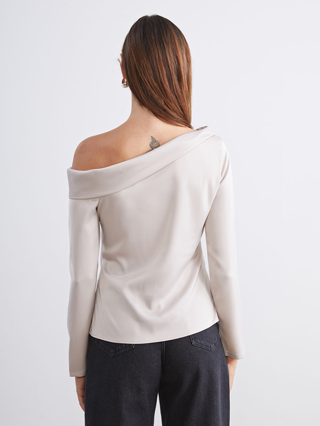 Bej Kayık Yaka Saten Bluz-3