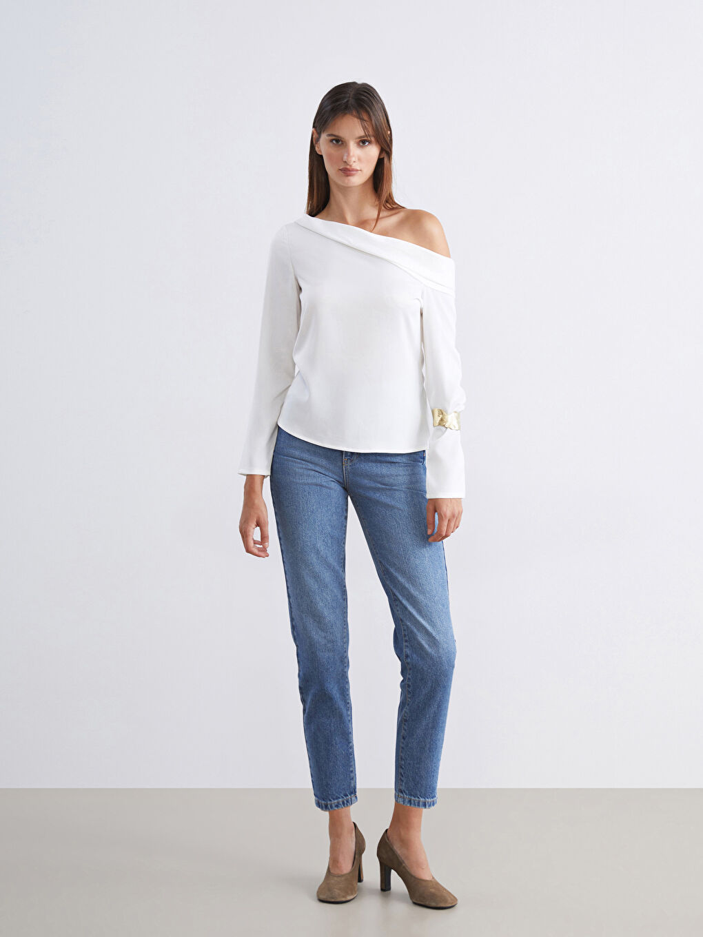 Beyaz Kayık Yaka Saten Bluz-1