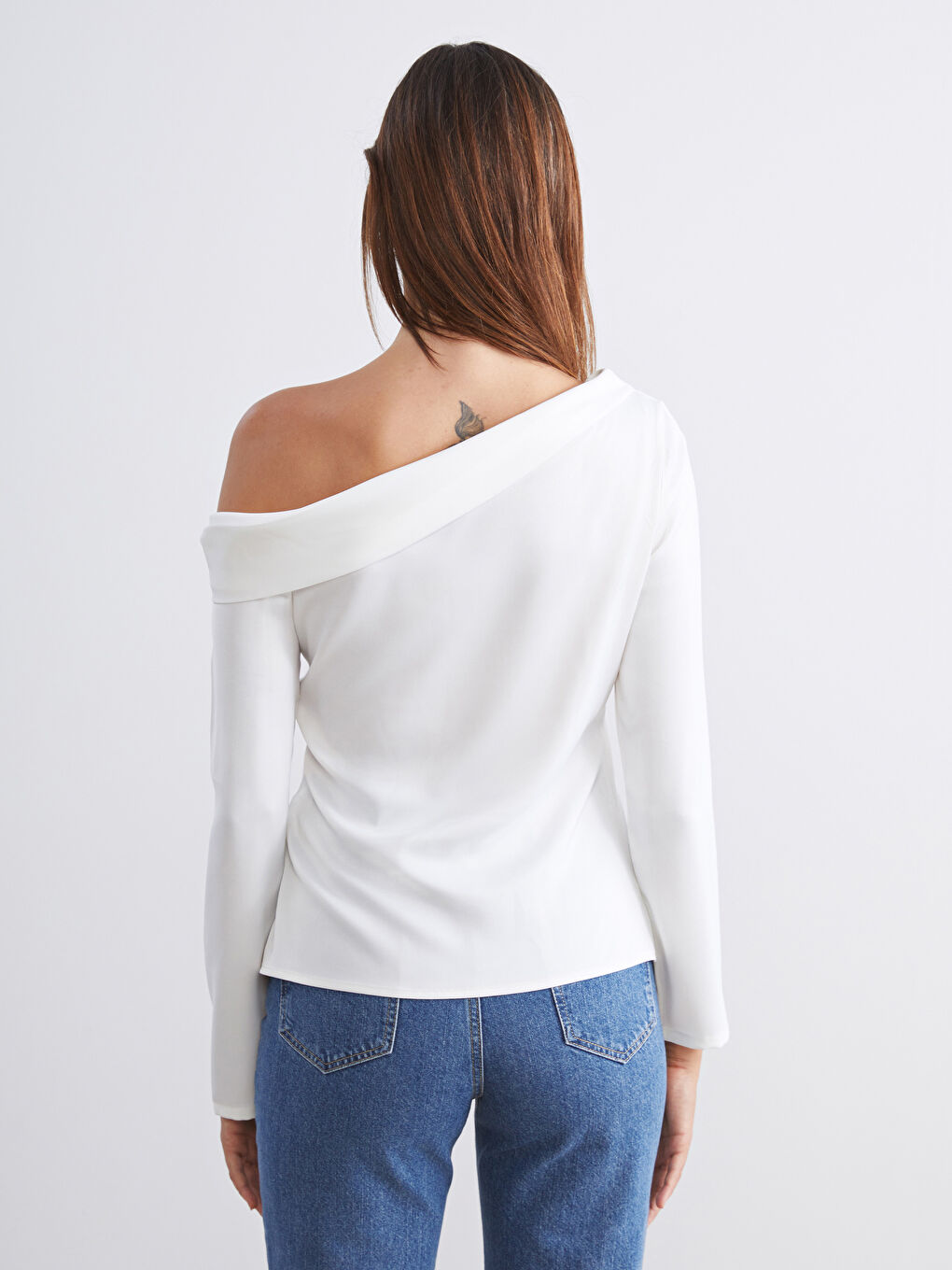 Beyaz Kayık Yaka Saten Bluz-3
