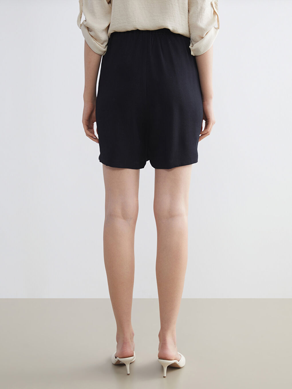 Siyah Beli Lastikli Kadın Pileli Şort-3