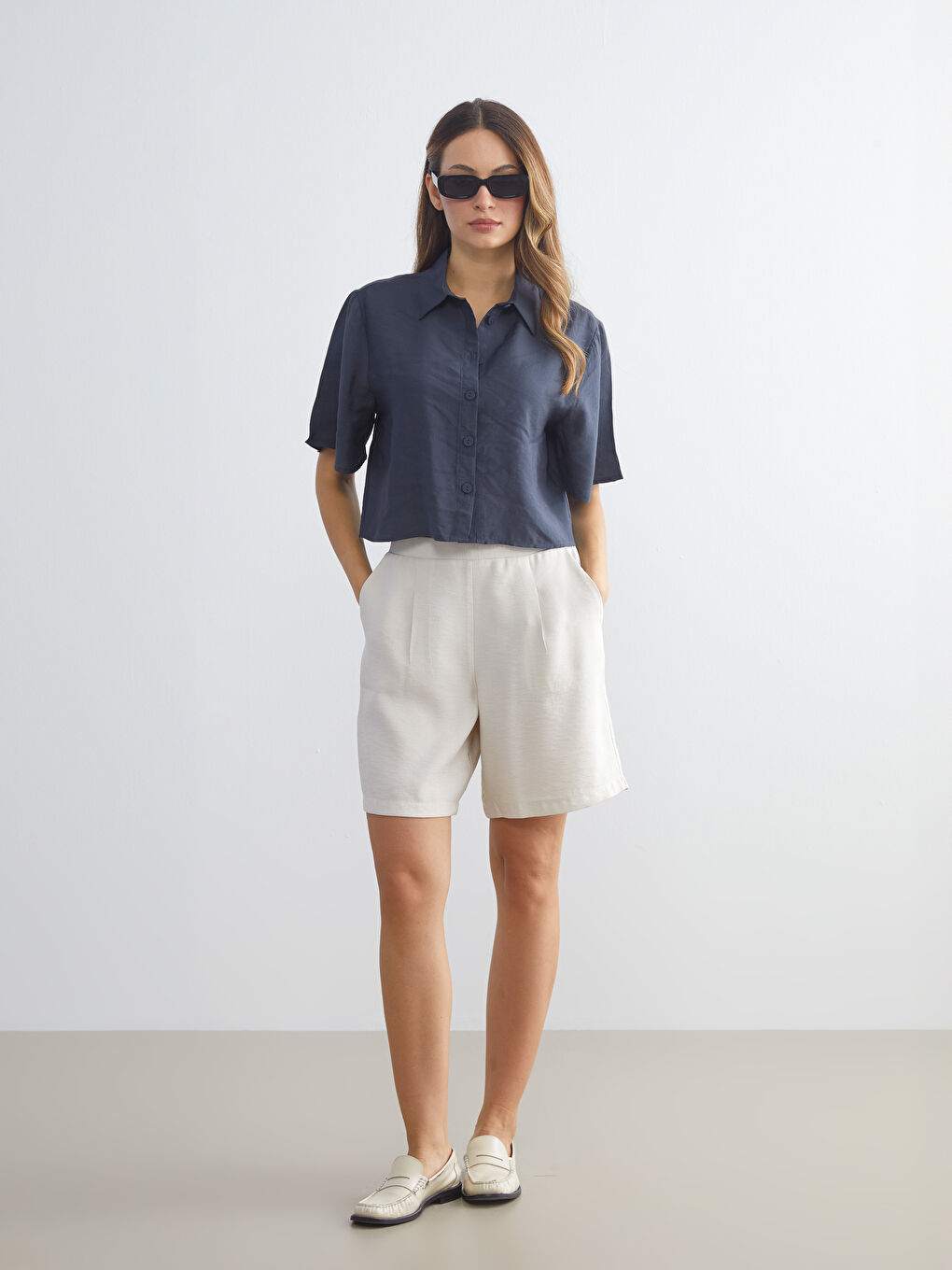 Gri Beli Lastikli Kadın Pileli Şort