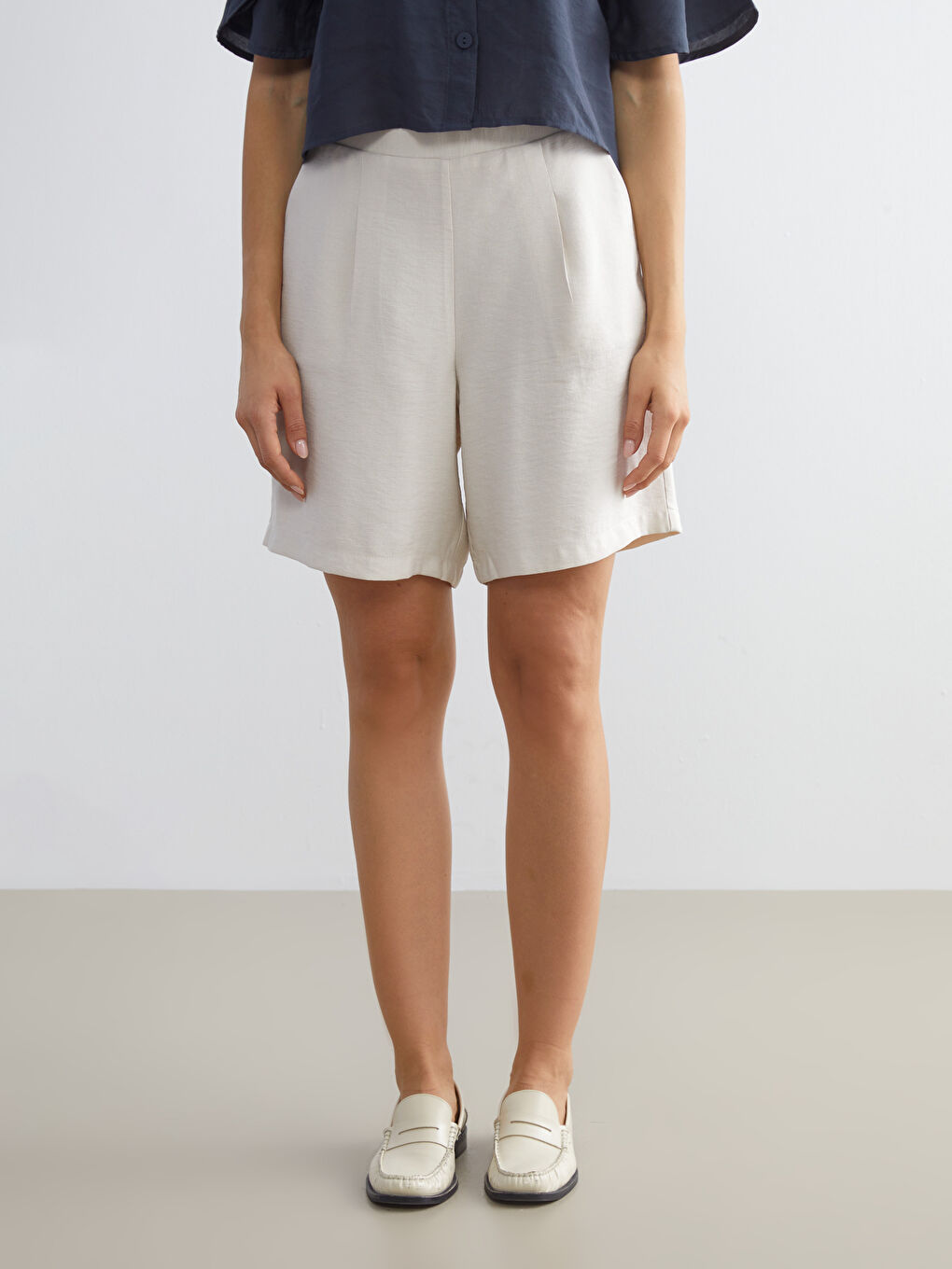 Gri Beli Lastikli Kadın Pileli Şort-1