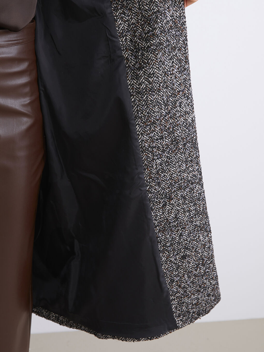 Siyah Ceket Yaka Balıksırtı Desenli Kadın Kaşe Kaban-3