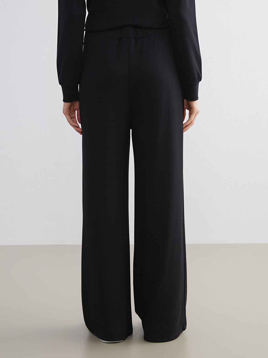 Siyah Beli Lastikli Geniş Paça Kadın Eşofman Altı-4