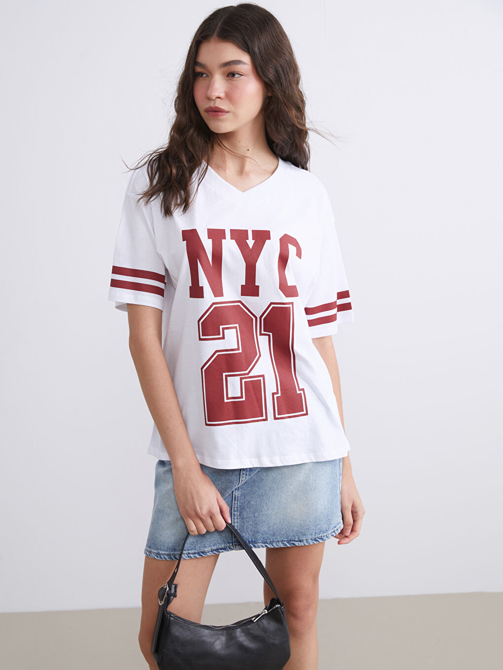 Bordo V Yaka New York Baskılı Oversize Kadın Tişört