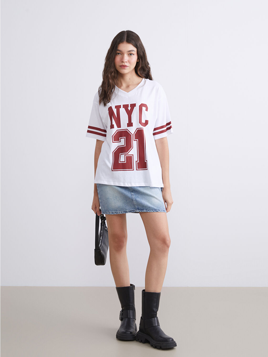 Bordo V Yaka New York Baskılı Oversize Kadın Tişört-1