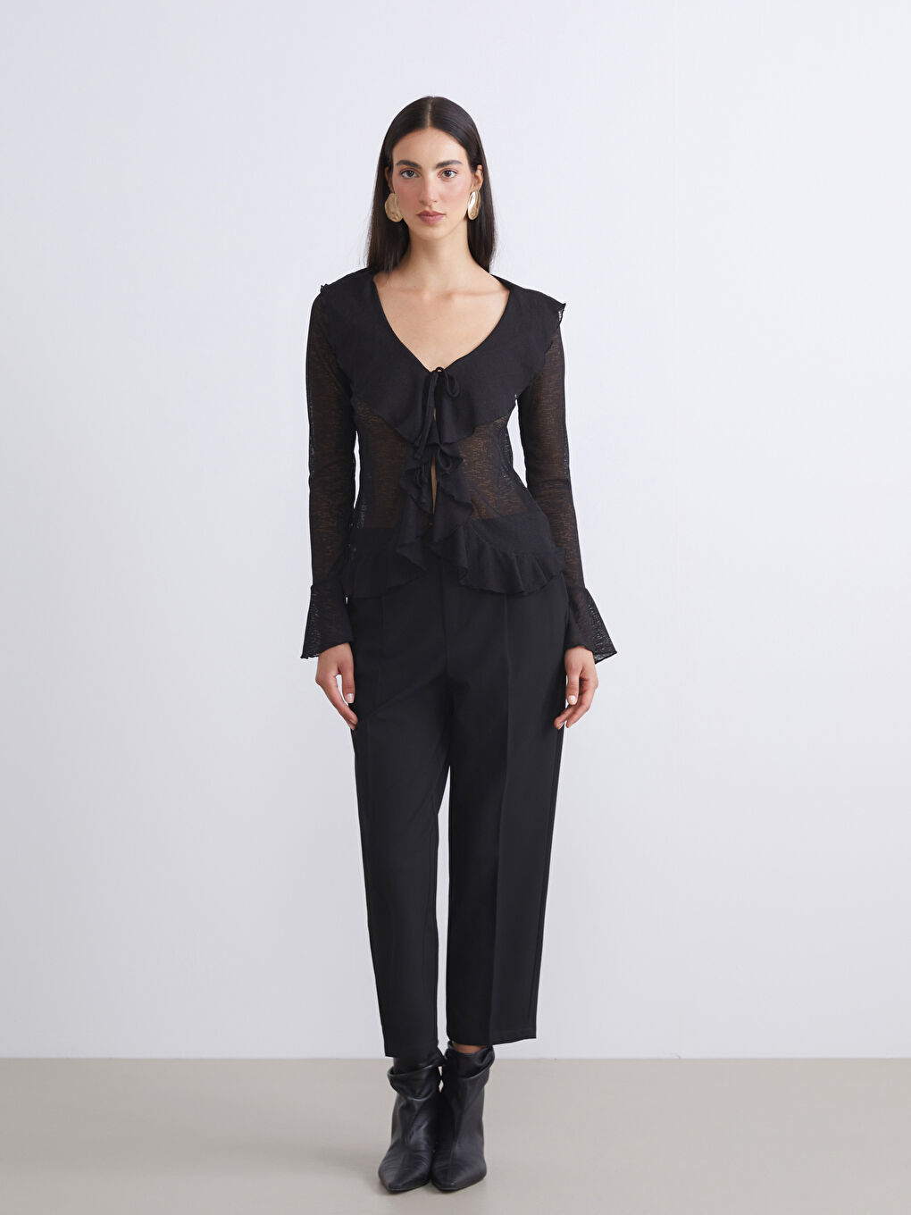 Siyah V Yaka Fırfırlı Bluz-1