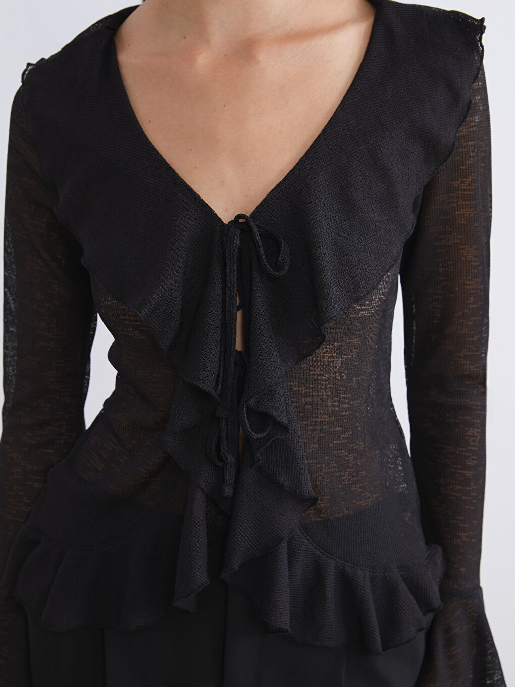 Siyah V Yaka Fırfırlı Bluz-2