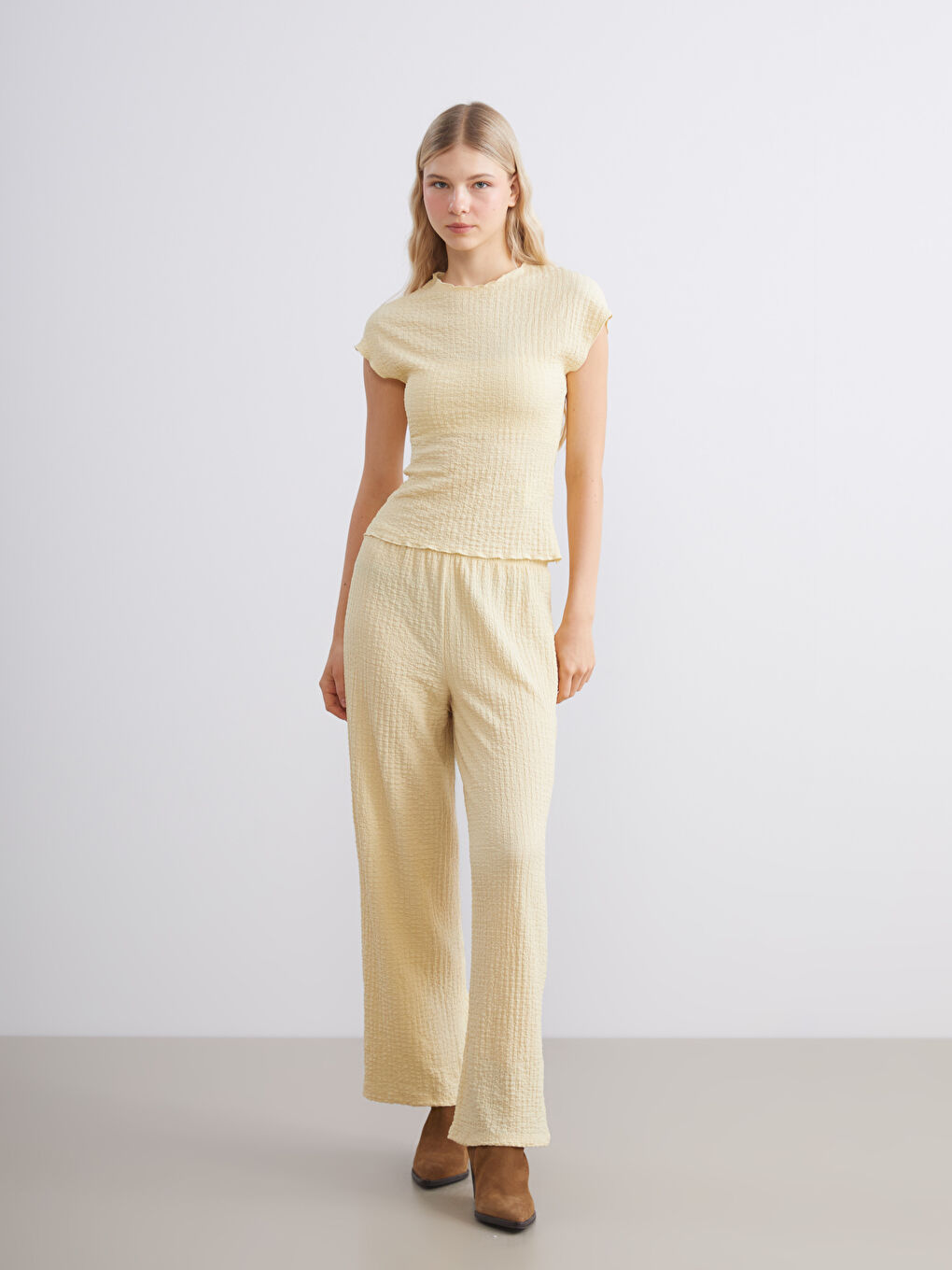 ქალის ფაქტურული შარვალი ელასტიკური წელით