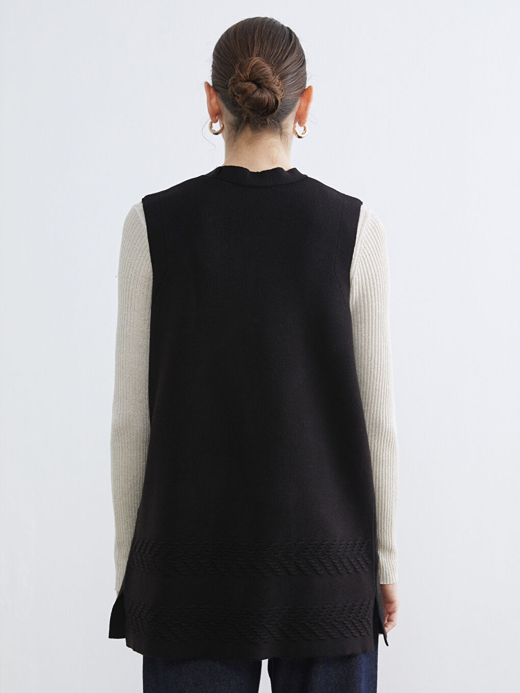 Siyah V Yaka Kadın Triko Yelek-3