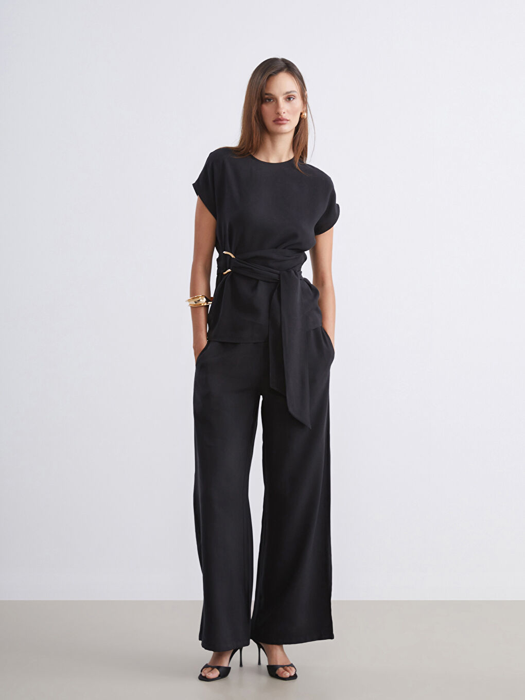 Siyah Bisiklet Yaka Kuşaklı Bluz-1