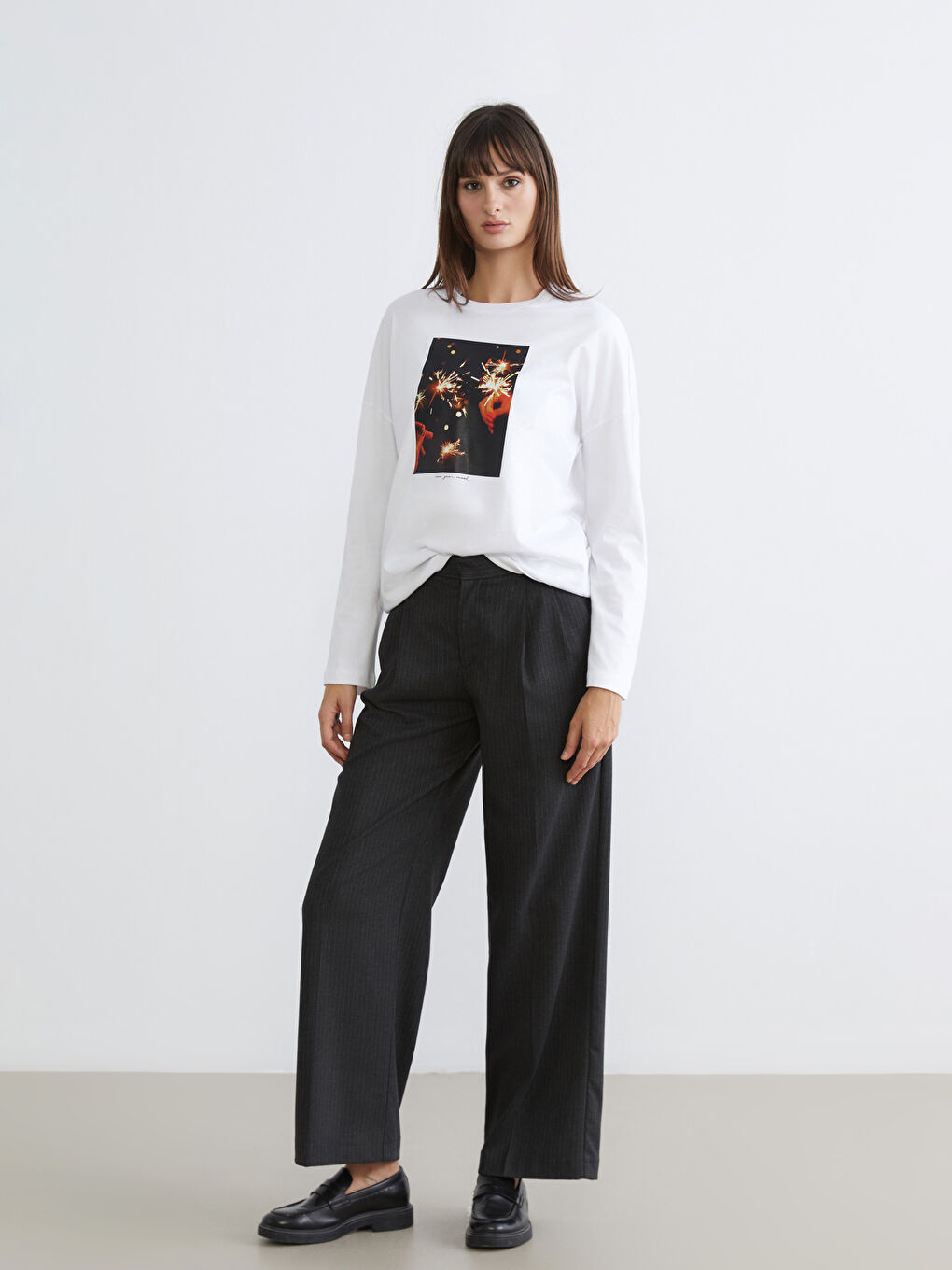 Beyaz Bisiklet Yaka Baskılı Oversize Kadın Tişört-1