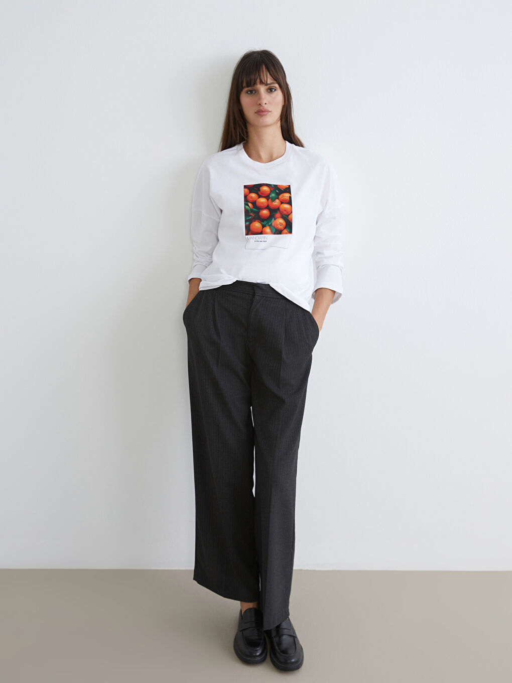 Beyaz Bisiklet Yaka Baskılı Oversize Kadın Tişört-1