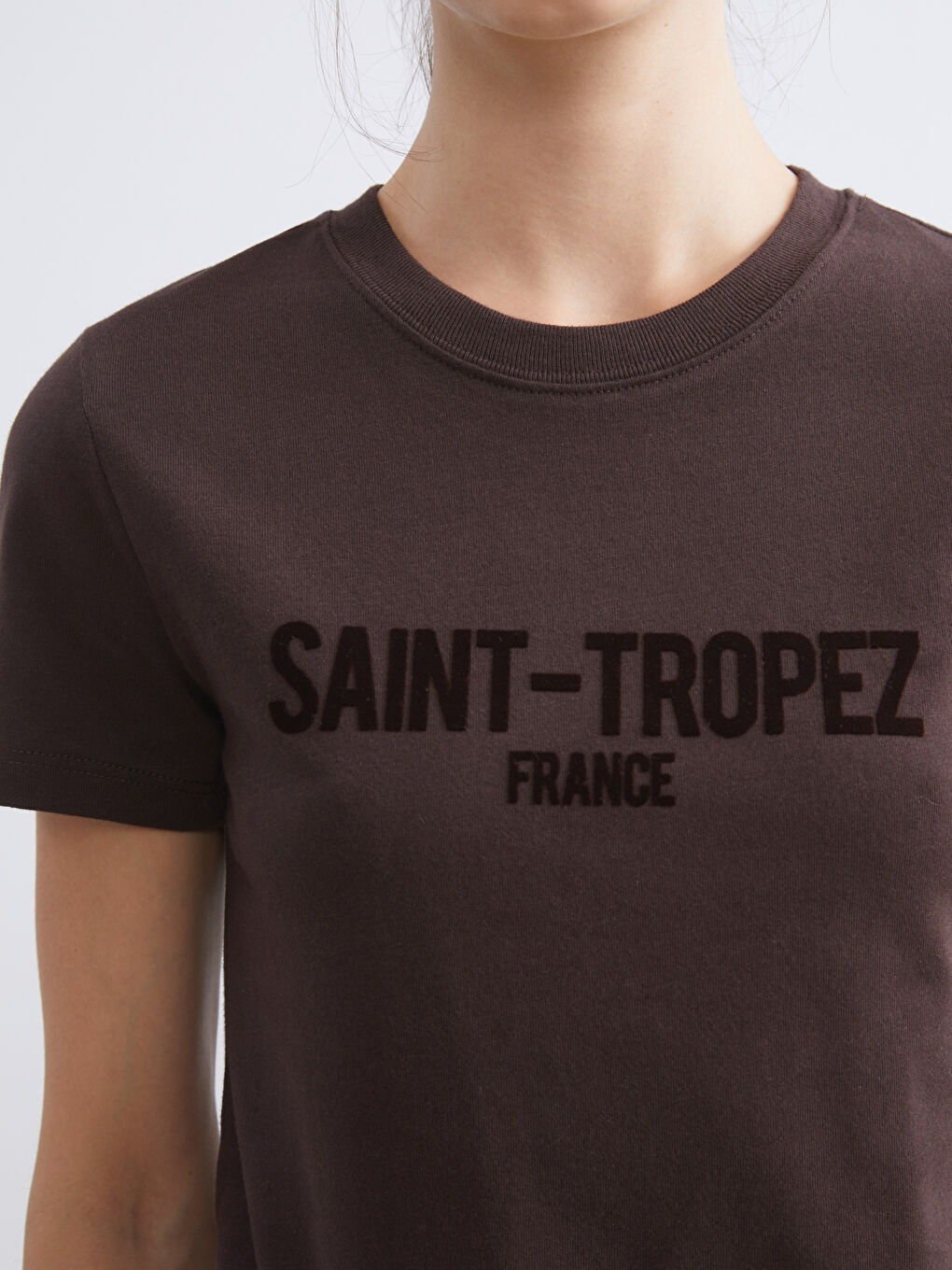 Kahverengi Bisiklet Yaka Nakışlı Kadın Tişört-2