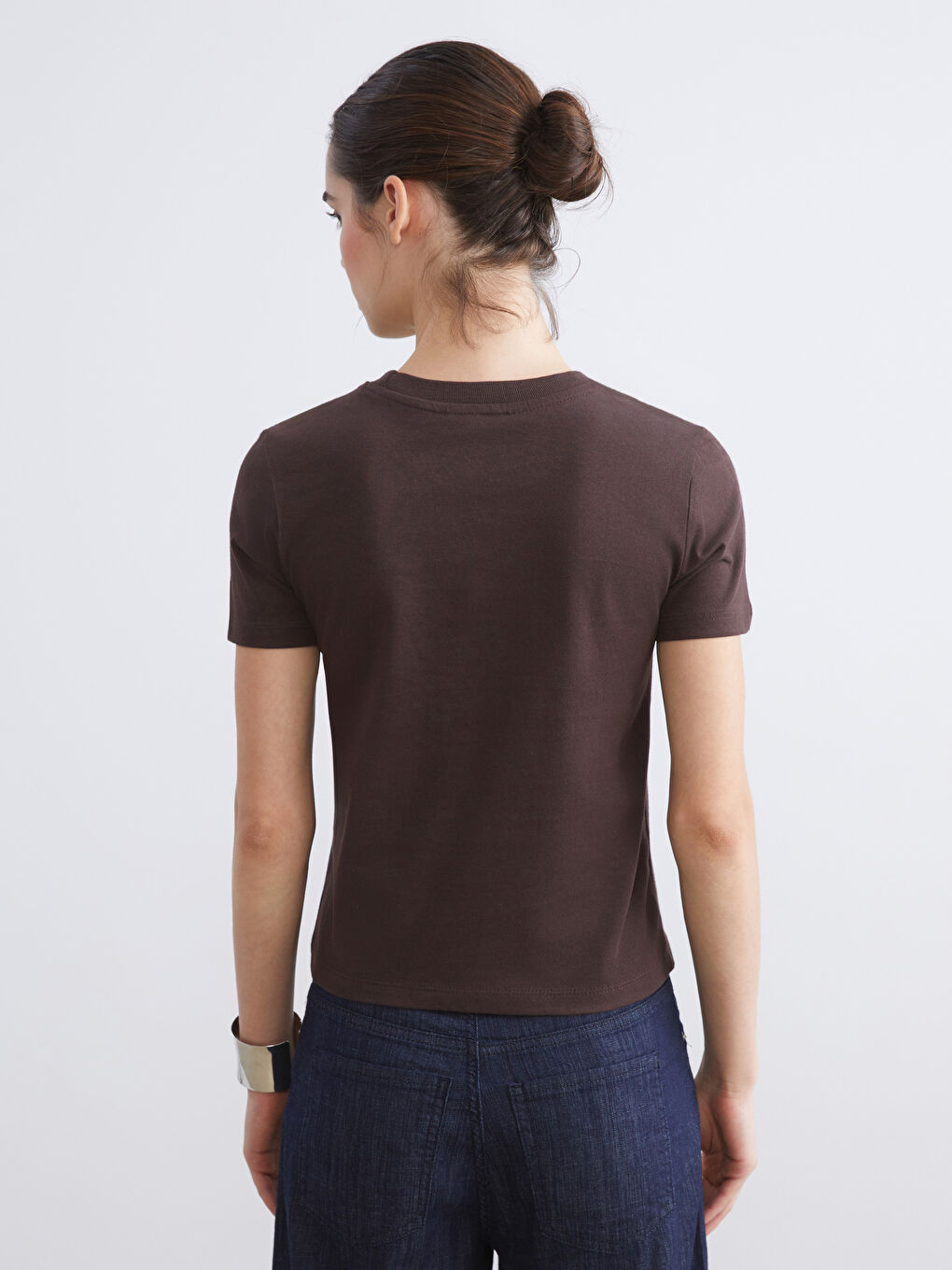 Kahverengi Bisiklet Yaka Nakışlı Kadın Tişört-3