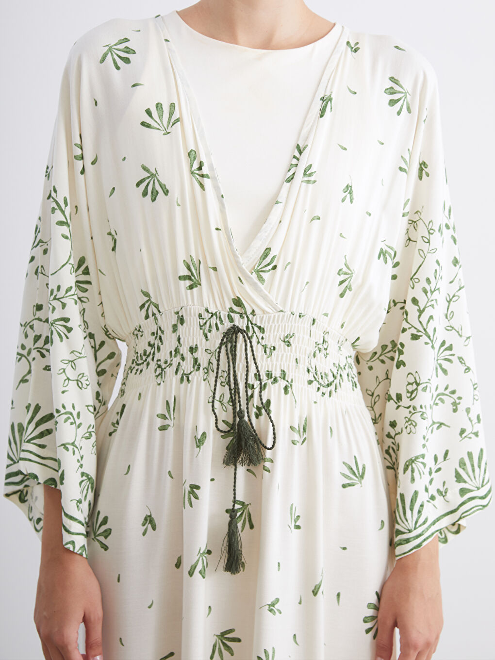 Mavi Kruvaze Yaka Çiçekli Büzgülü Elbise-2