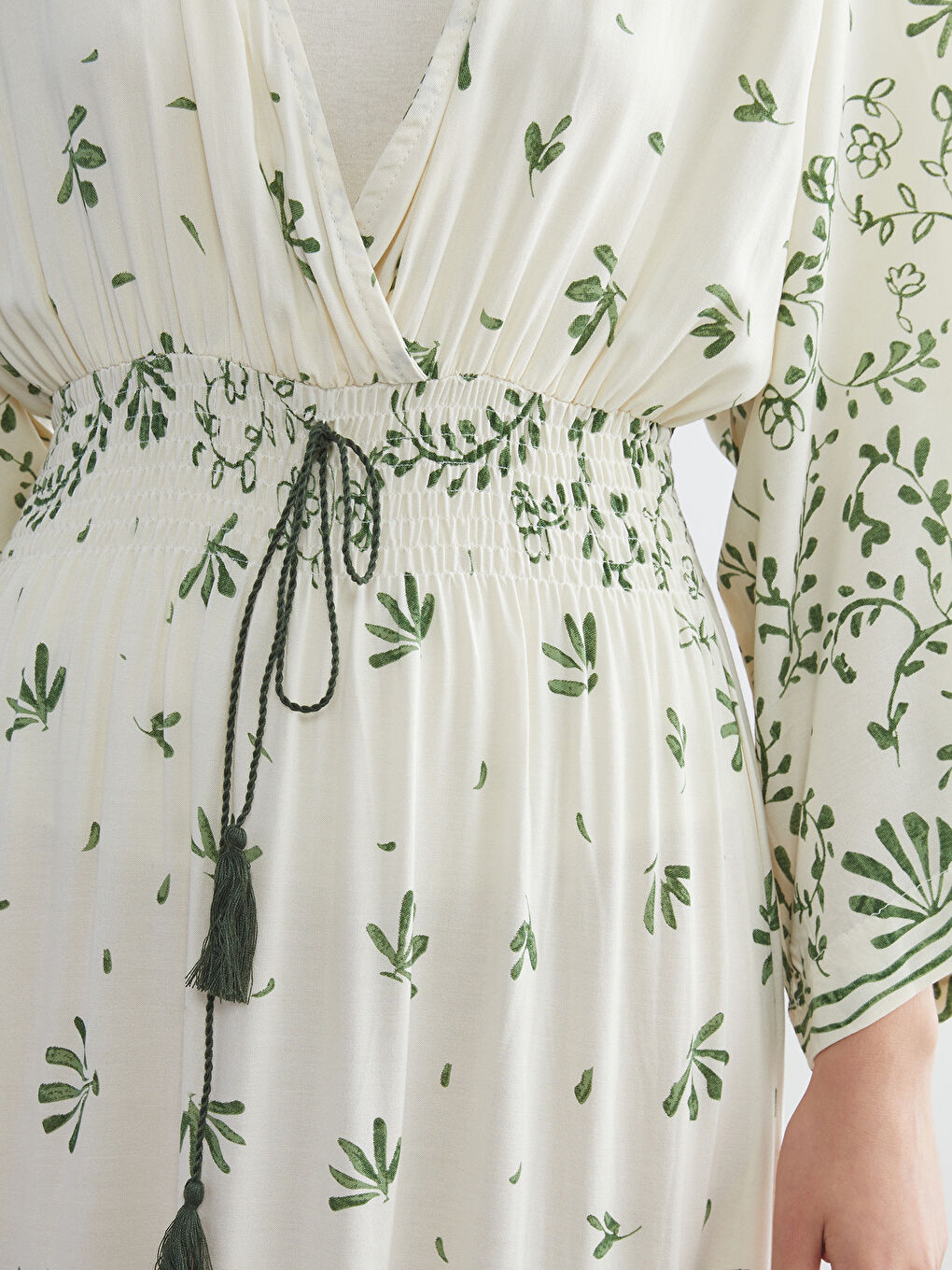 Yeşil Kruvaze Yaka Çiçekli Büzgülü Elbise-2