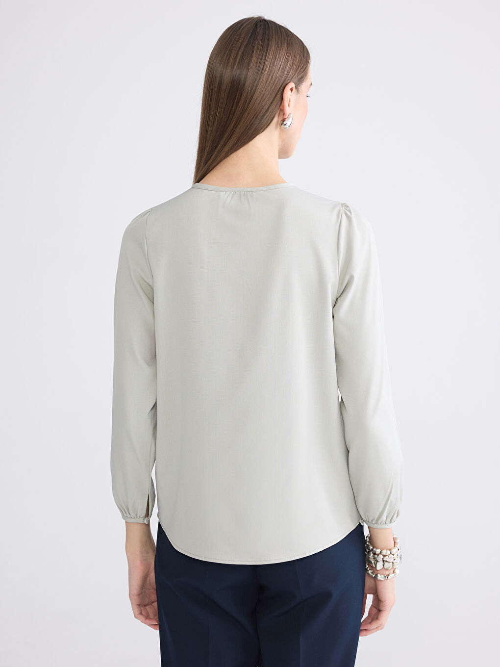 Дөңгелек жағалы бүрмелі блузка-3