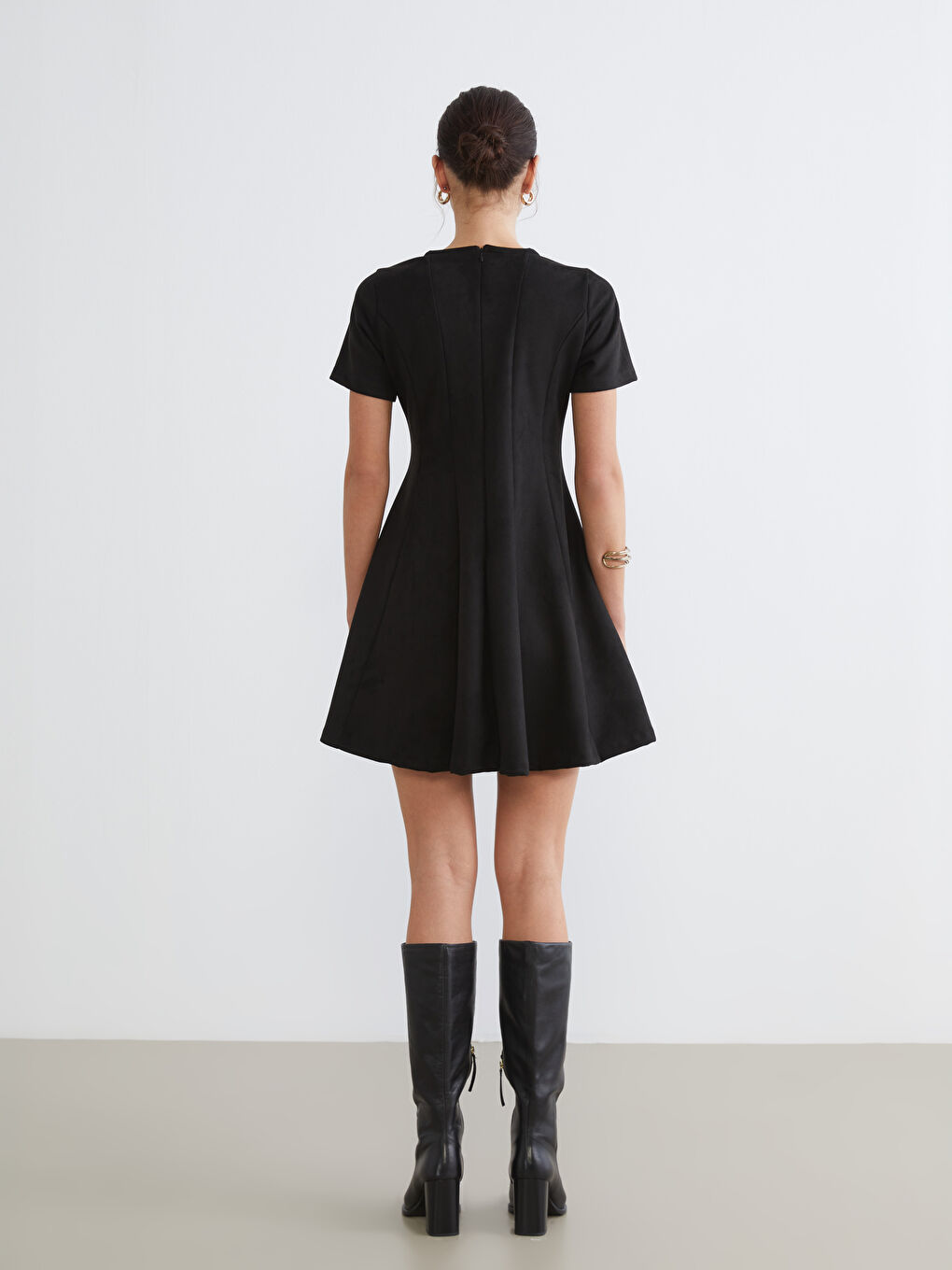 Siyah Bisiklet Yaka Süet Mini Elbise-3