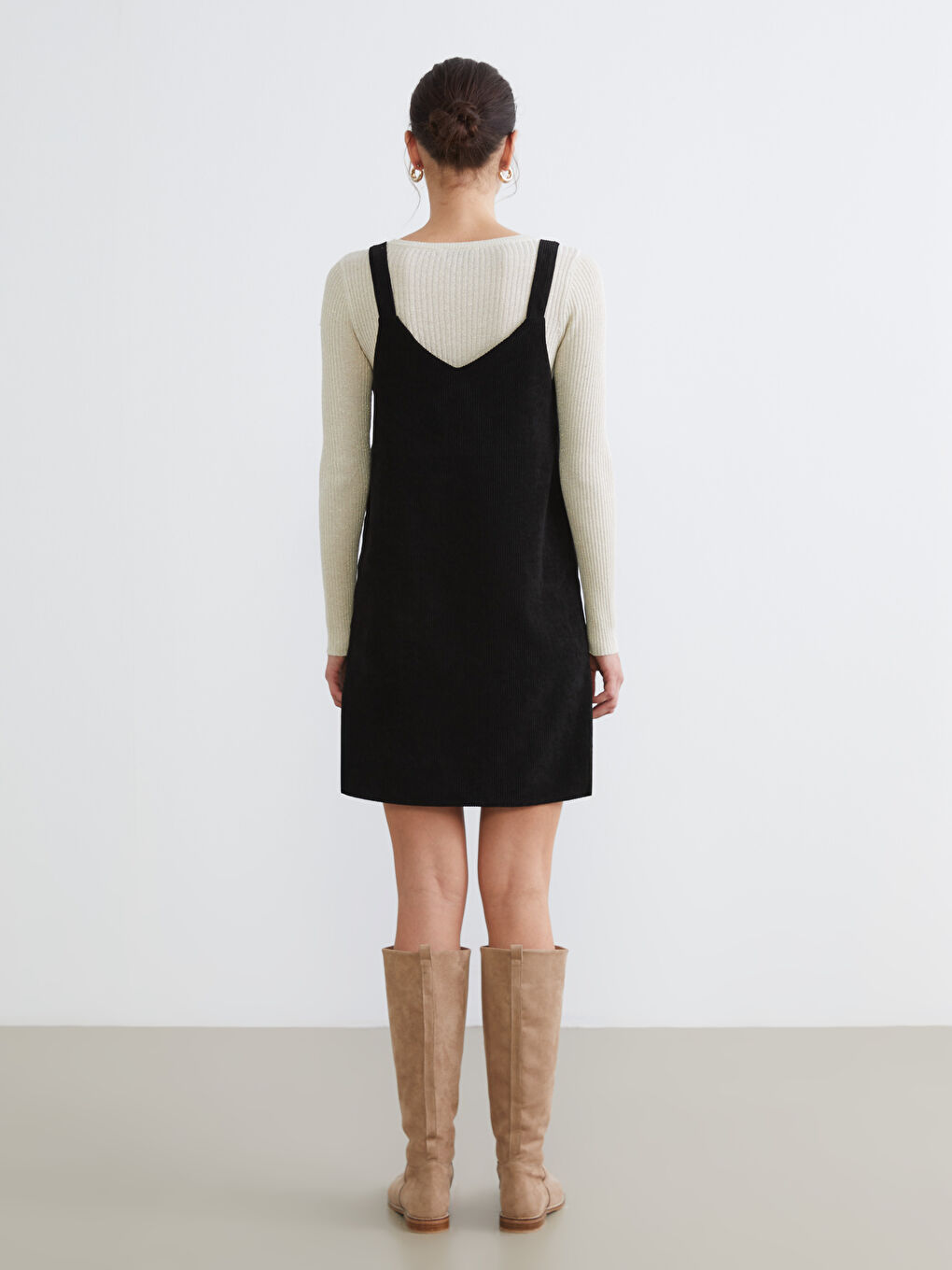 Siyah V Yaka Kadife Elbise-3