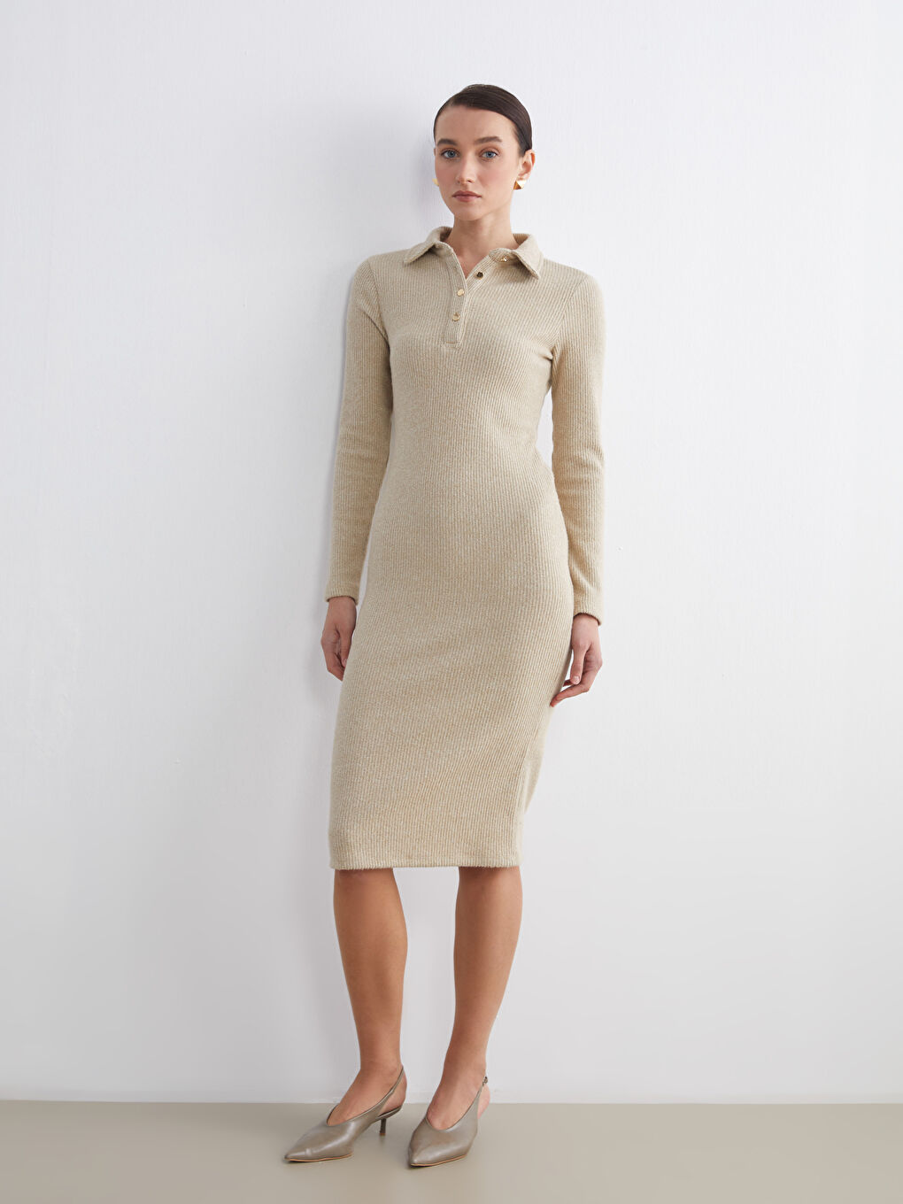 Bej Gömlek Yaka Parlak Görünümlü Elbise-1