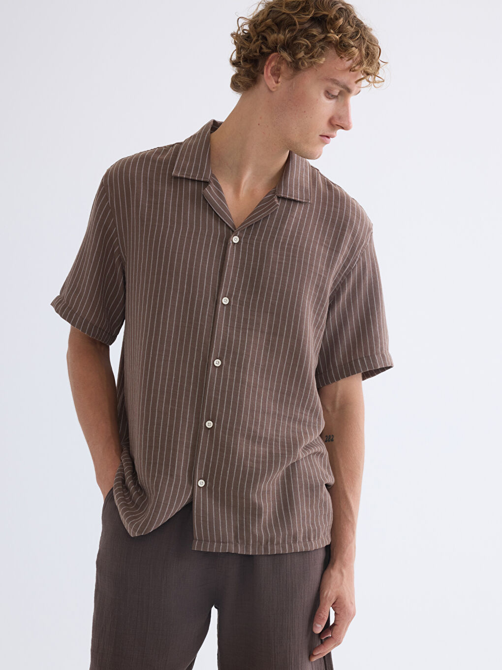 Kahverengi Regular Fit Resort Yaka Kısa Kollu Çizgili Erkek Gömlek