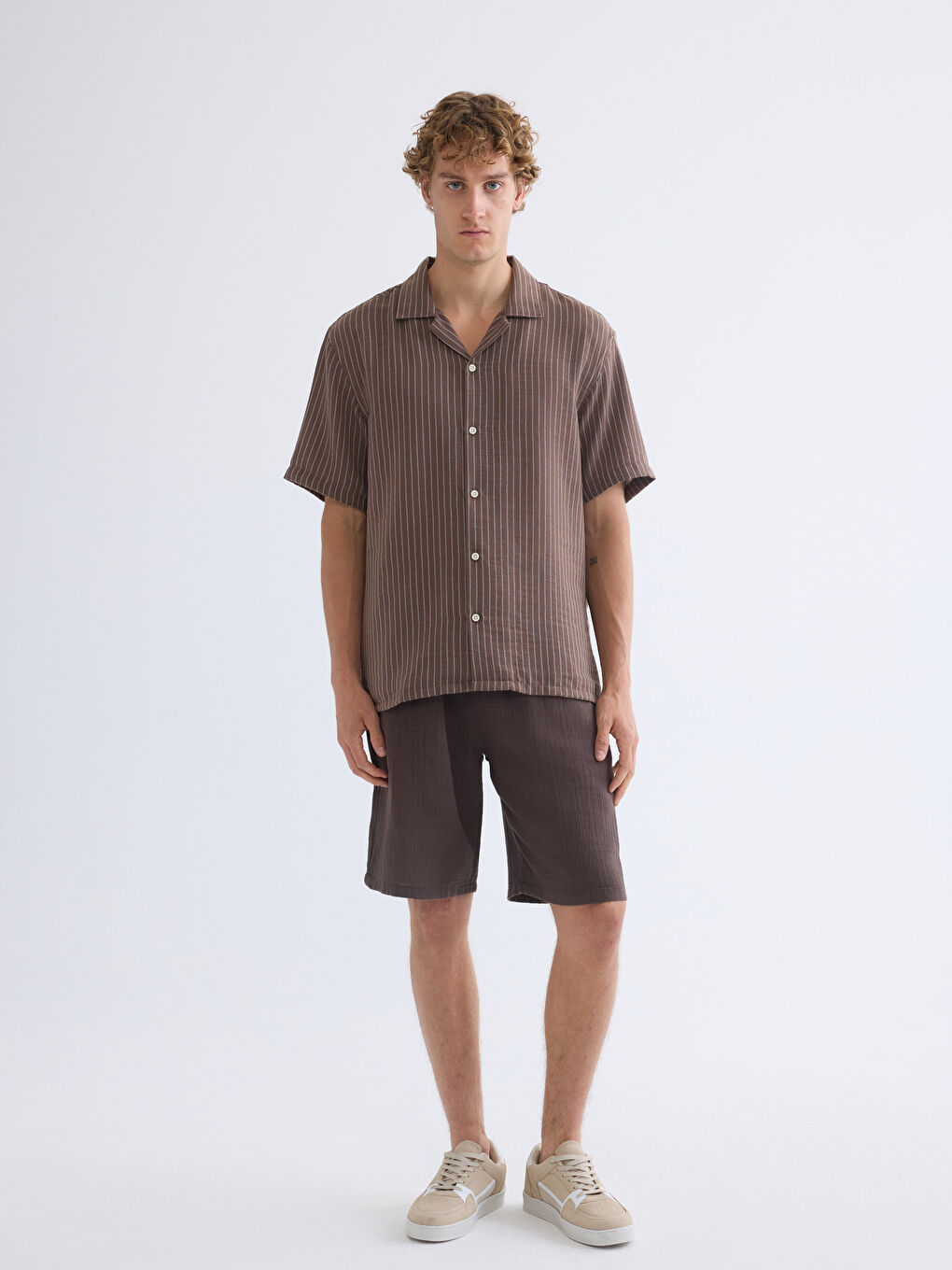 Kahverengi Regular Fit Resort Yaka Kısa Kollu Çizgili Erkek Gömlek-1
