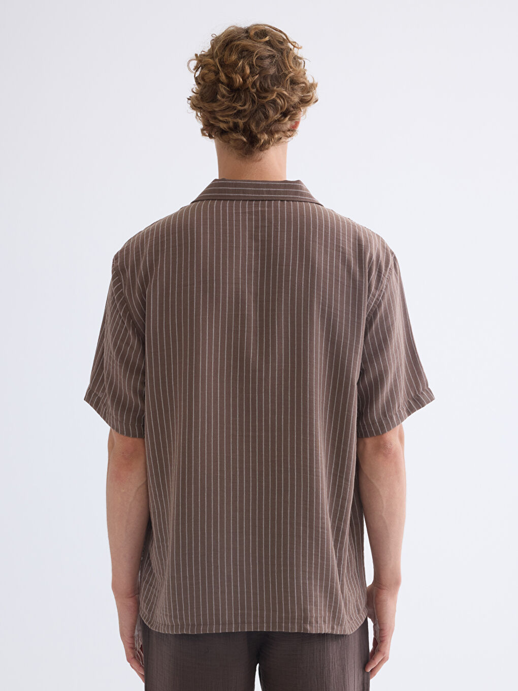 Kahverengi Regular Fit Resort Yaka Kısa Kollu Çizgili Erkek Gömlek-3