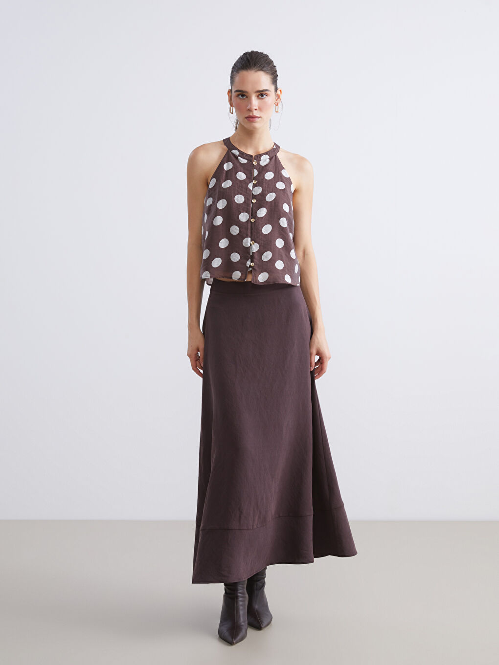 Kahverengi Halter Yaka Puantiyeli Bluz-1