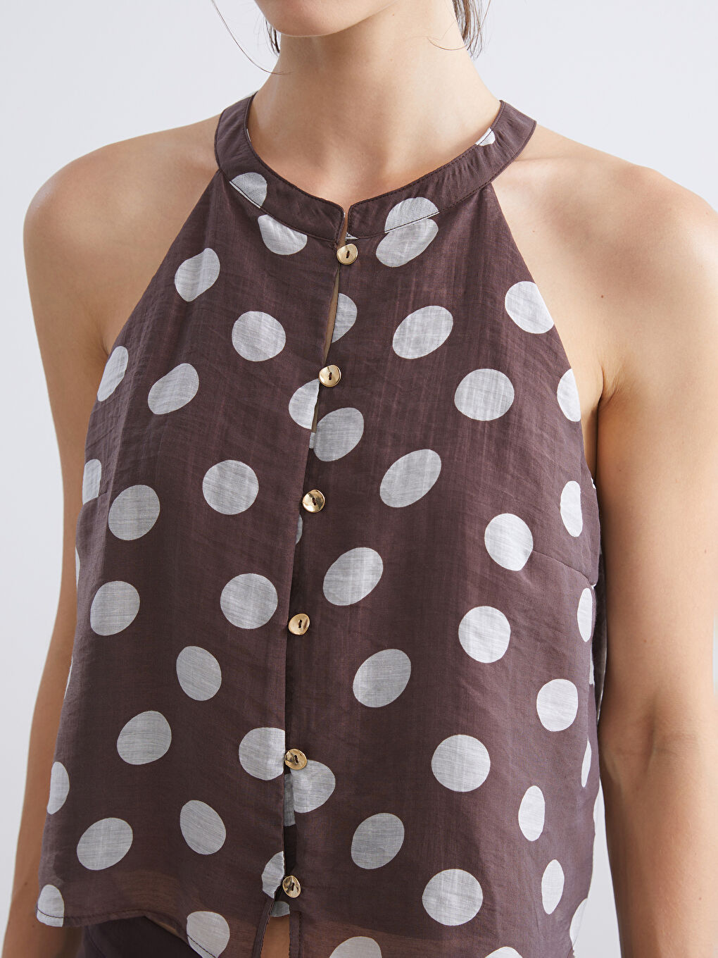 Kahverengi Halter Yaka Puantiyeli Bluz-2