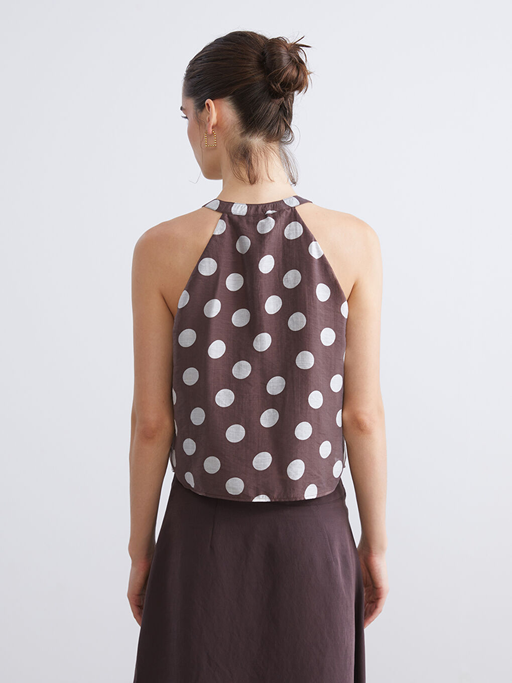 Kahverengi Halter Yaka Puantiyeli Bluz-3