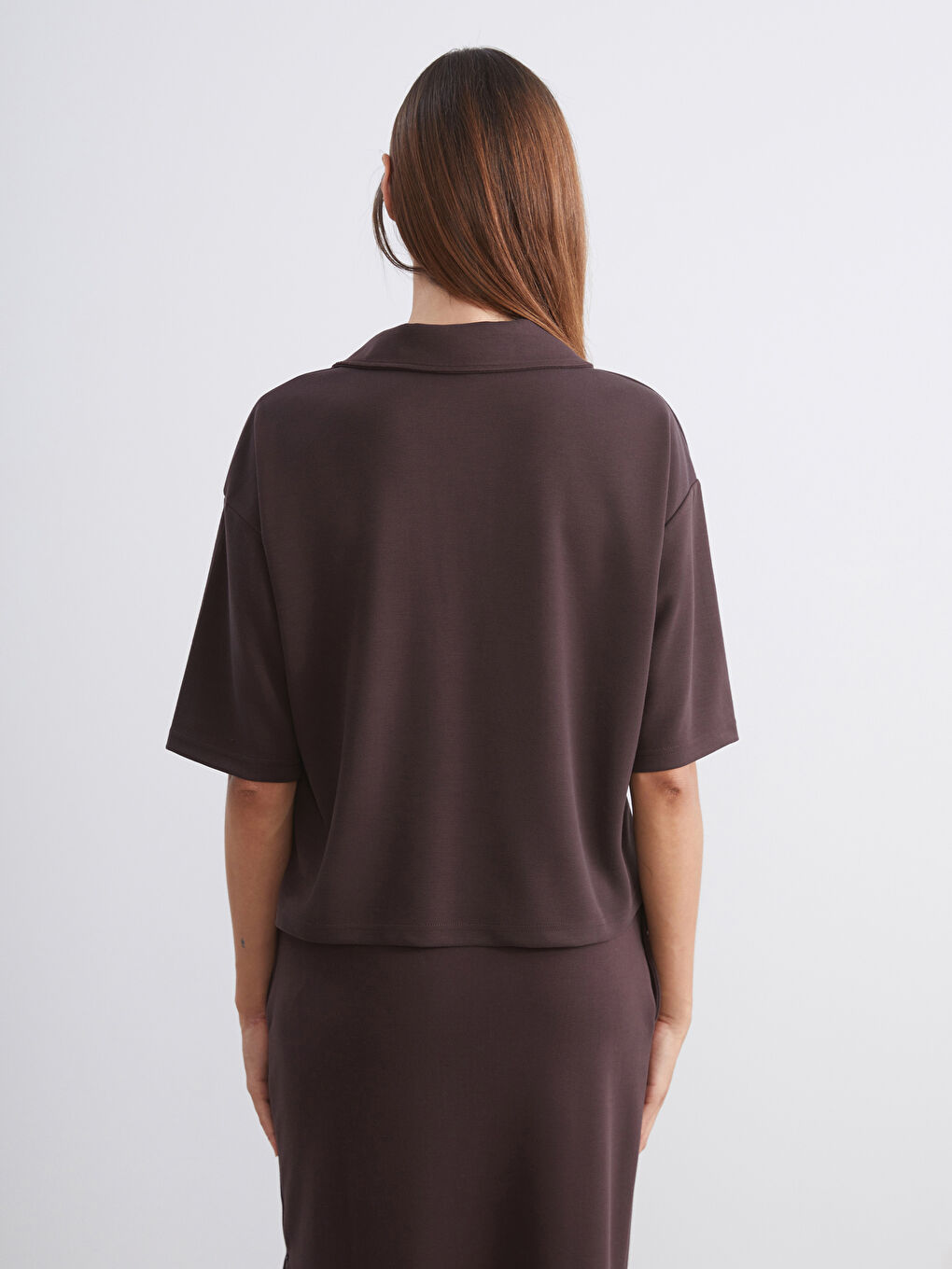 Kahverengi Polo Yaka Kadın Tişört-3