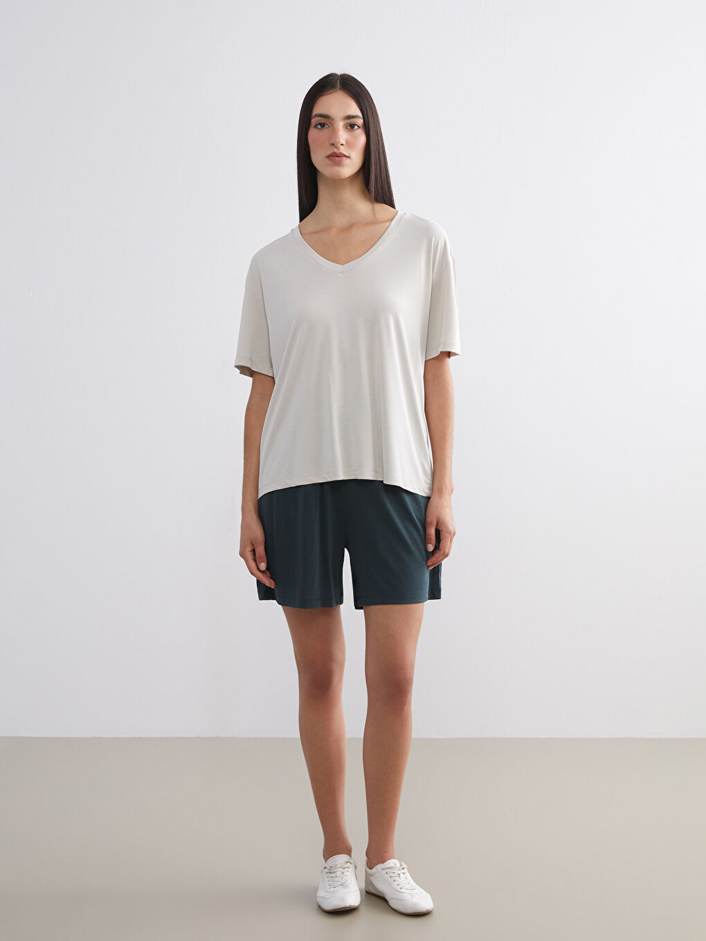 Ekru V Yaka Modal Karışımlı Oversize Kadın Tişört-1