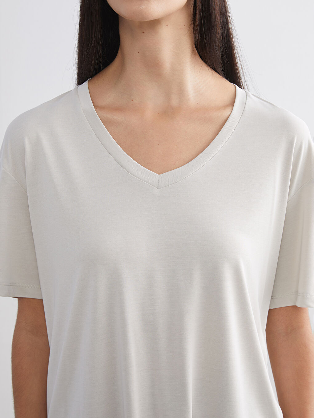 Ekru V Yaka Modal Karışımlı Oversize Kadın Tişört-2