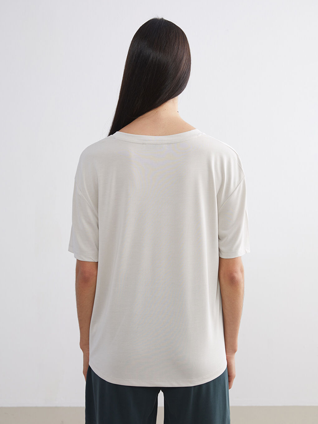 Ekru V Yaka Modal Karışımlı Oversize Kadın Tişört-3
