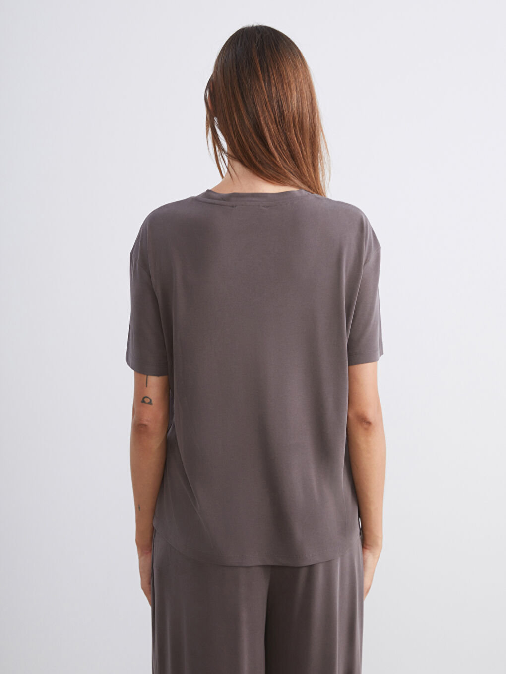 Kahverengi V Yaka Modal Karışımlı Oversize Kadın Tişört-3