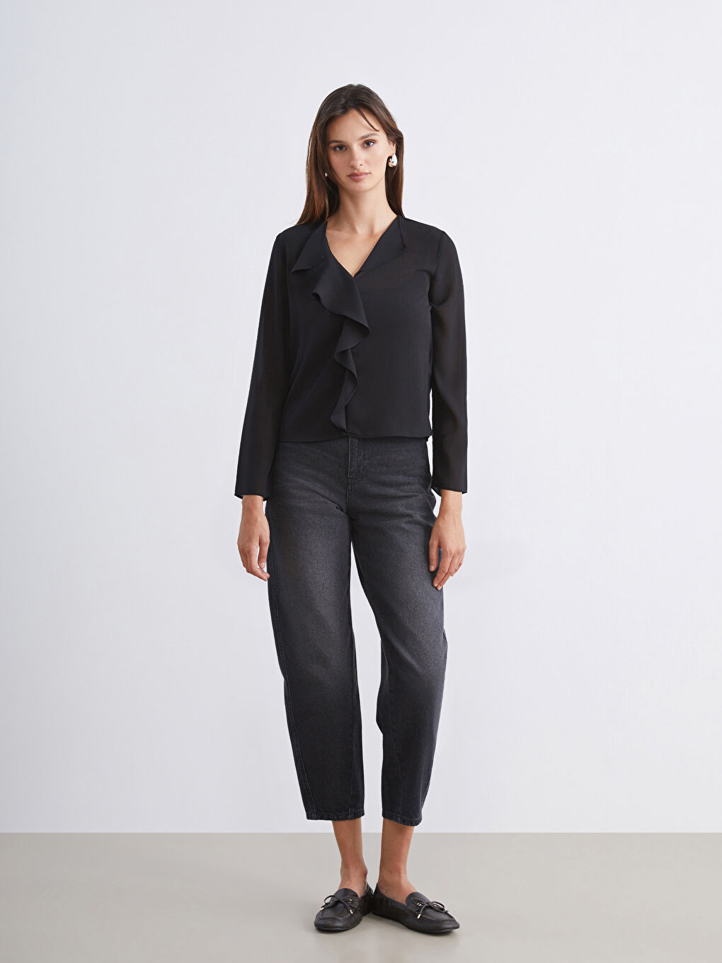 Siyah Kaçık Yaka Fırfırlı Bluz-1