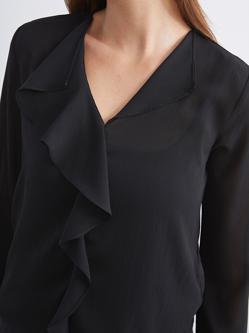 Siyah Kaçık Yaka Fırfırlı Bluz-2