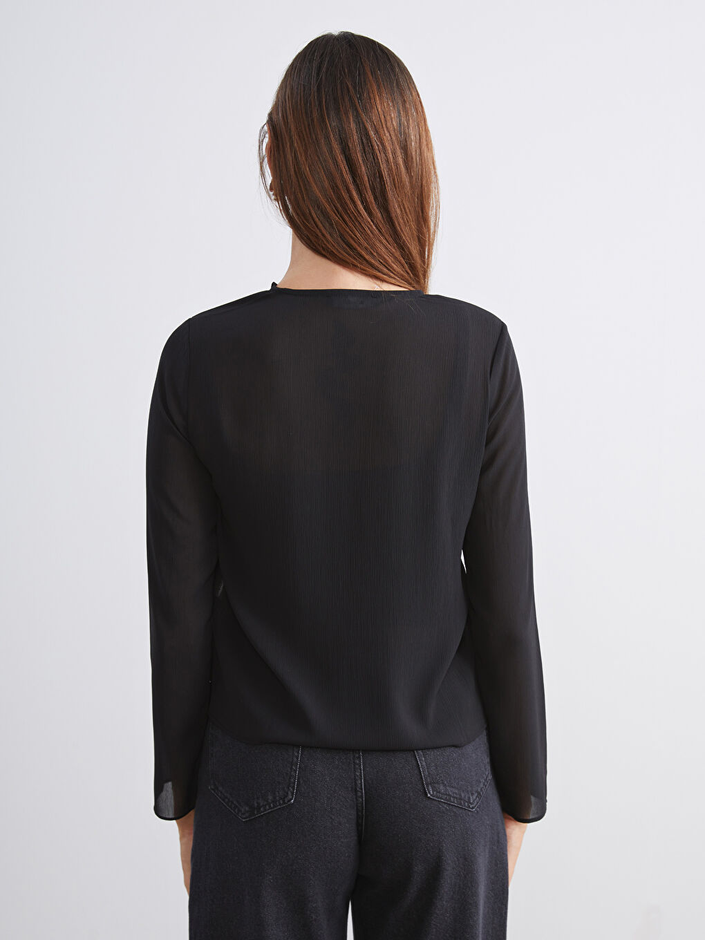 Siyah Kaçık Yaka Fırfırlı Bluz-3